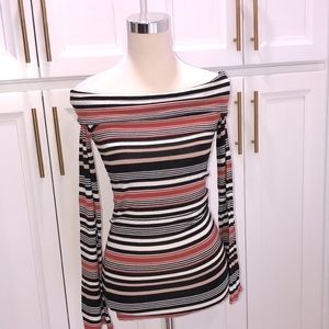 𝙵𝚛𝚎𝚎 𝙿𝚎𝚘𝚙𝚕𝚎 Women’s Off The Shoulder Top